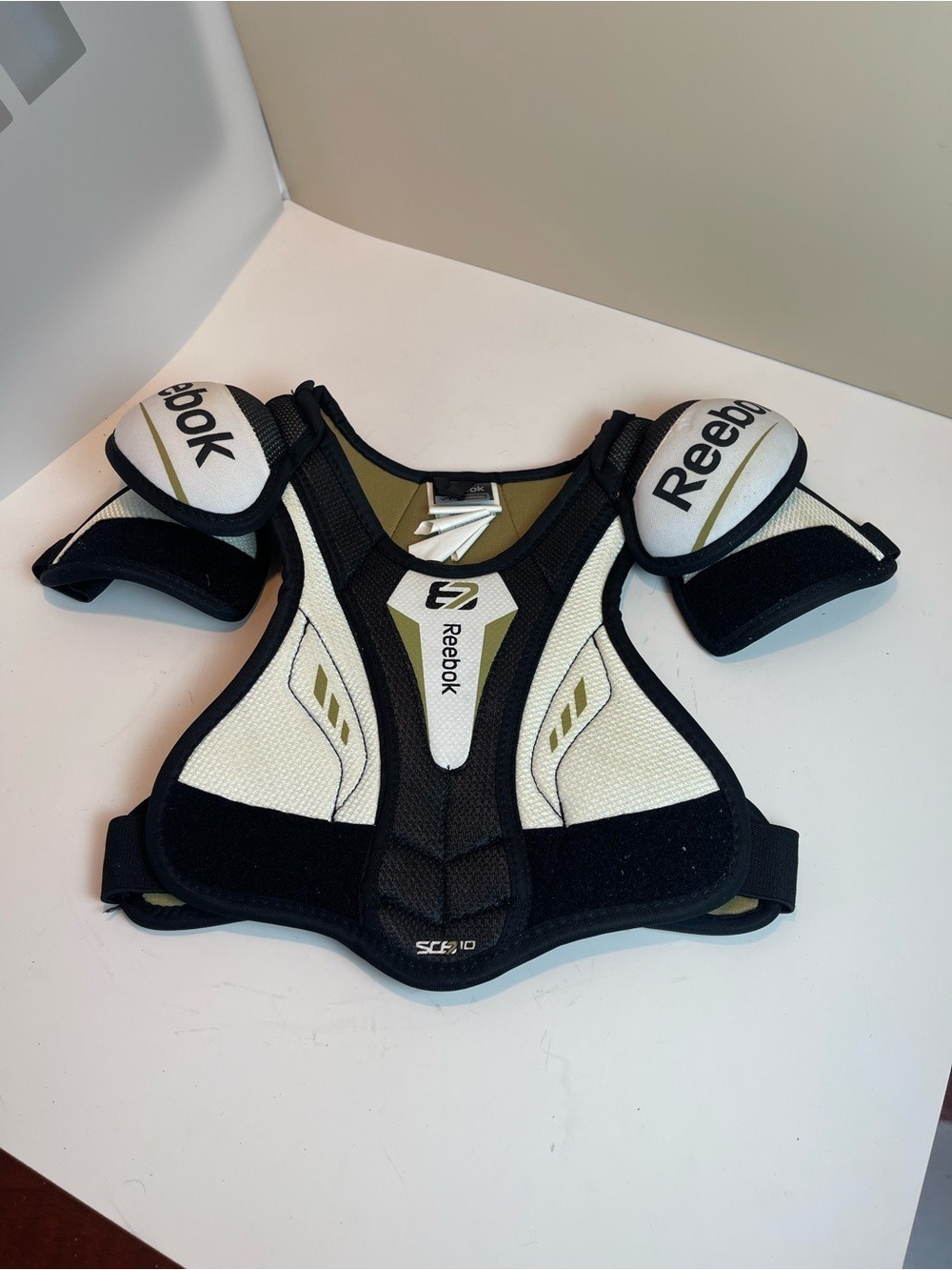 Reebok Youth Large Hockey Shoulder Pads Protective Sports Gear Great Condition
